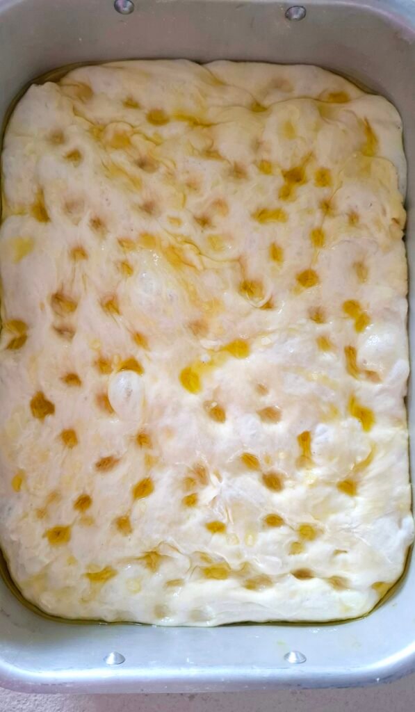 Focaccia con buchi di superficie e oliata