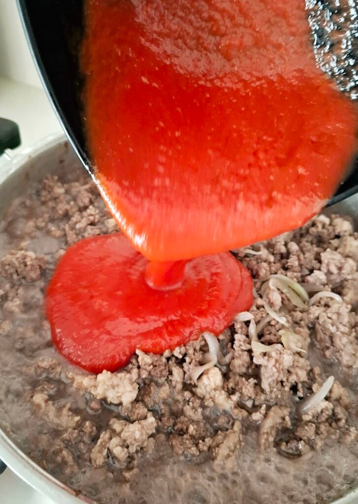 Aggiunta di passata di pomodoro