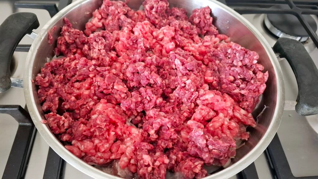 Aggiunta di macinato di manzo e diaframma per ragù 