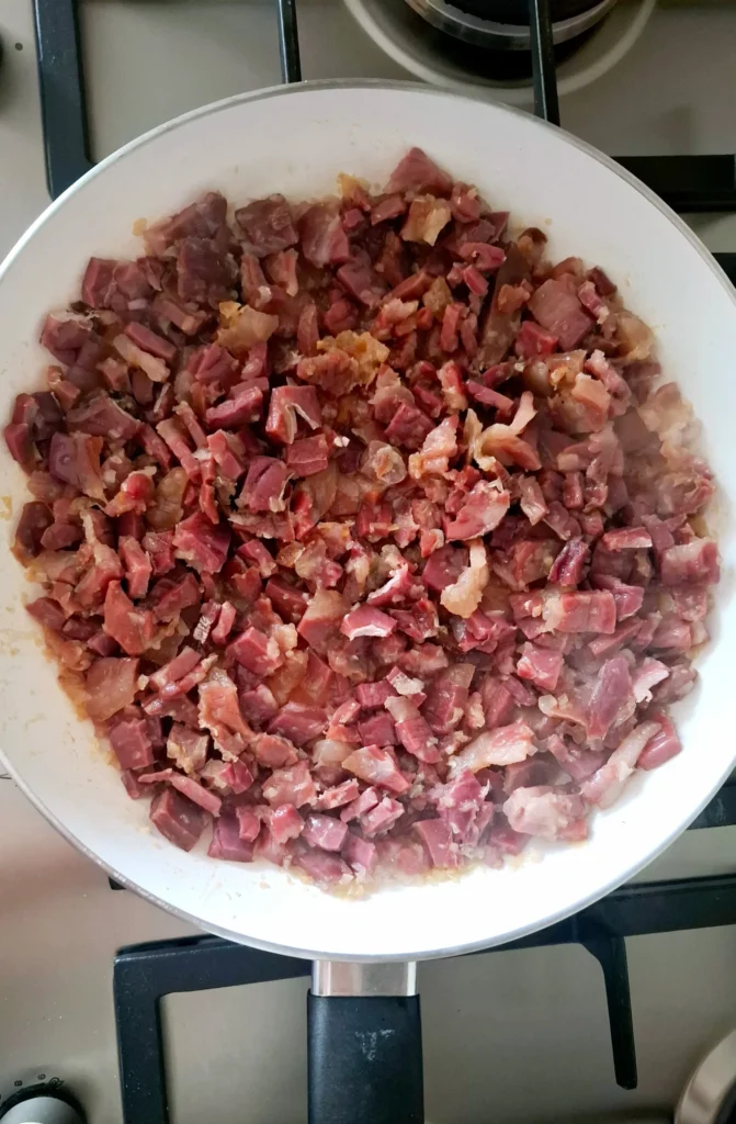 Cubetti di crudo rosolati docemente in padella