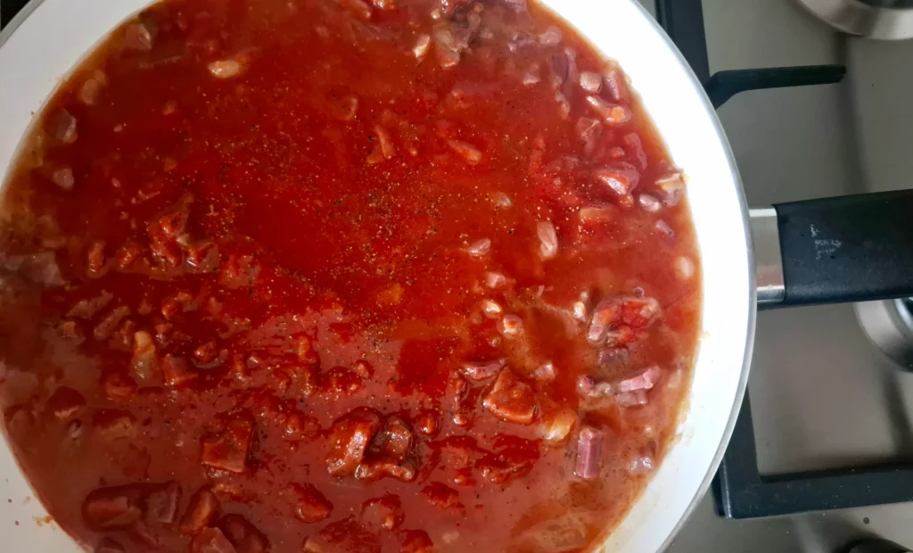 Pepe aggiunto a ragù di prosciutto crudo