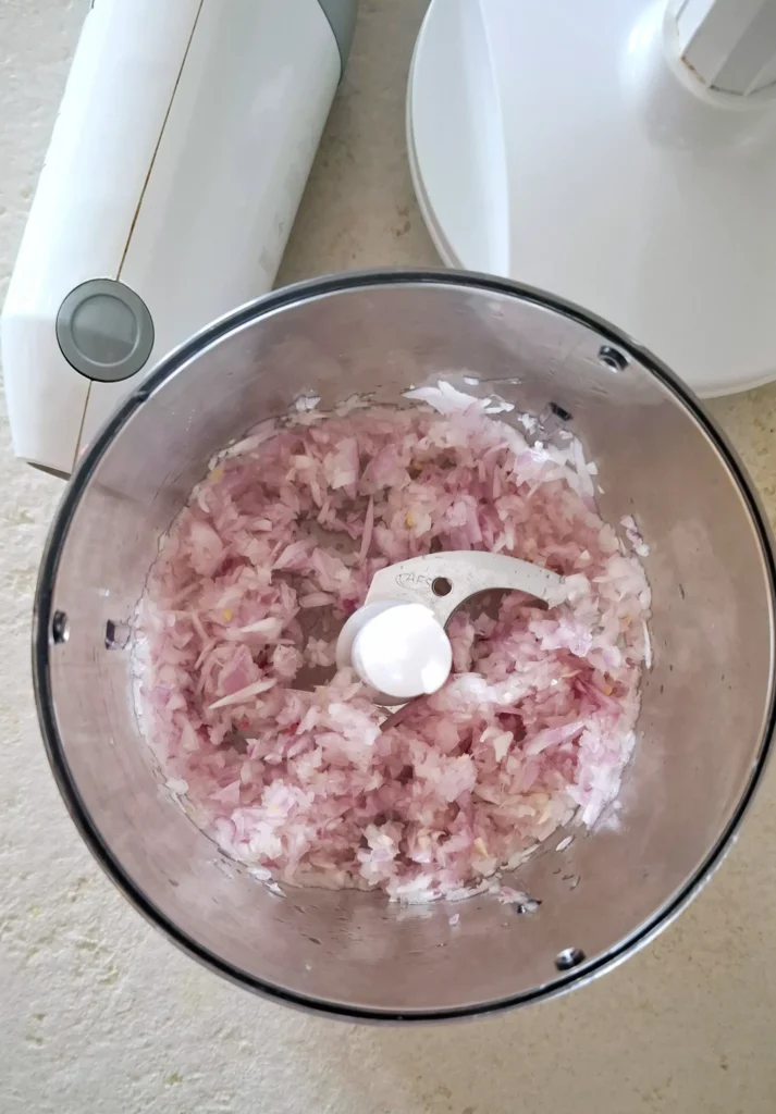 Scalogno tritato nel mixer