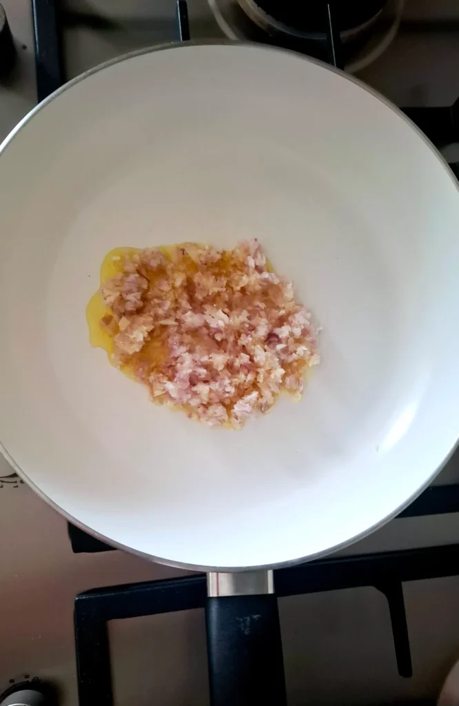 Scalogno e olio in padella