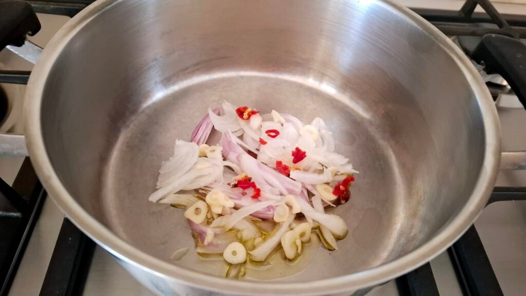 Aglio, cipolla, scalogno e peperoncino con 2 cucchiai di olio in padella per soffritto.