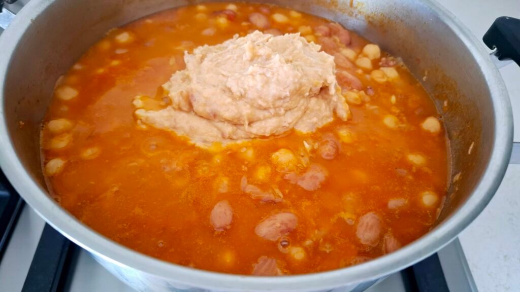Aggiunta di crema di legumi in padella