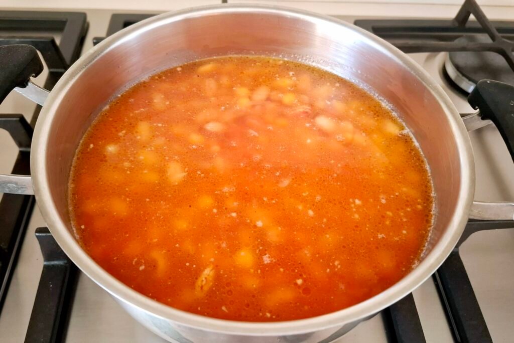 Aggiunta di brodo di cappone nei legumi