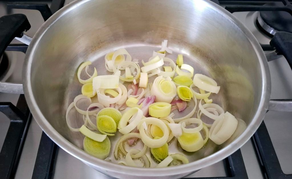 Soffritto di porro e scalogno in padella