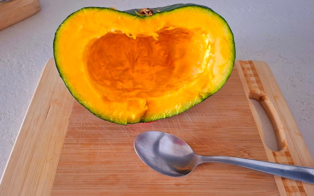 Zucca tagliata e privata dei semi e filamenti