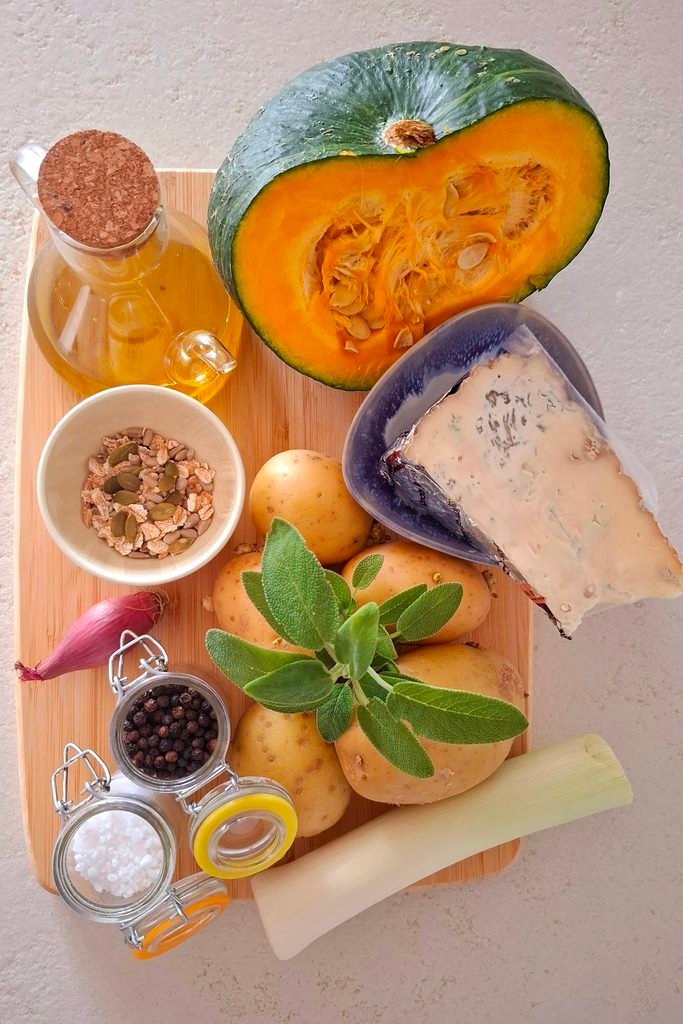 Sul tagliere abbiamo: zucca, patate, porro, scalogno, gorgonzola, semi misti, salvia, olio, pepe e sale.