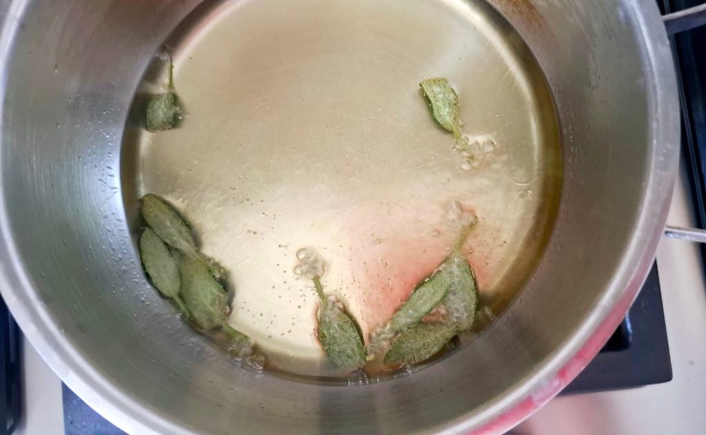 Foglie di salvia che friggono