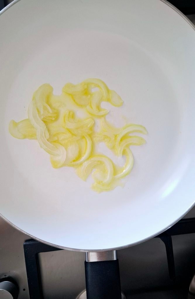 Soffritto di cipolla in padella antiaderente