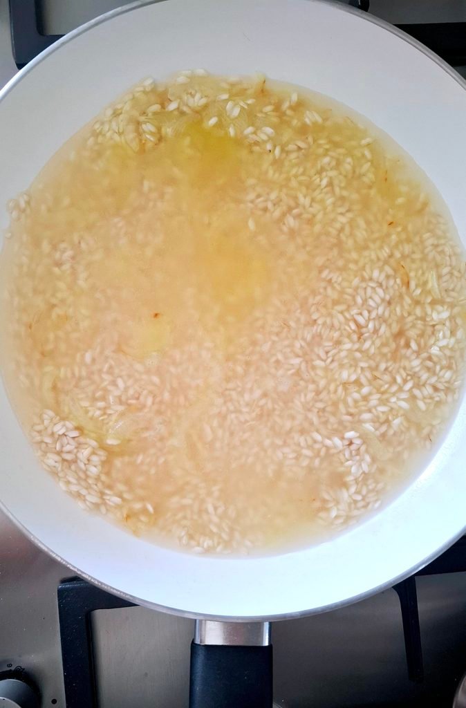 Brodo di cappone che copre il riso
