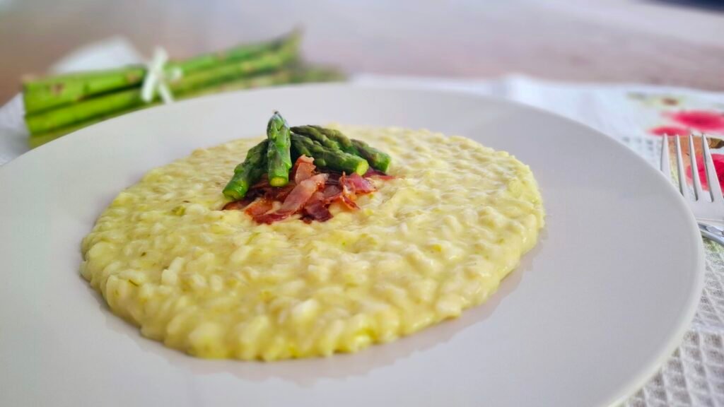 Risotto all'onda cremosissimo con asparagi r pancetta croccante