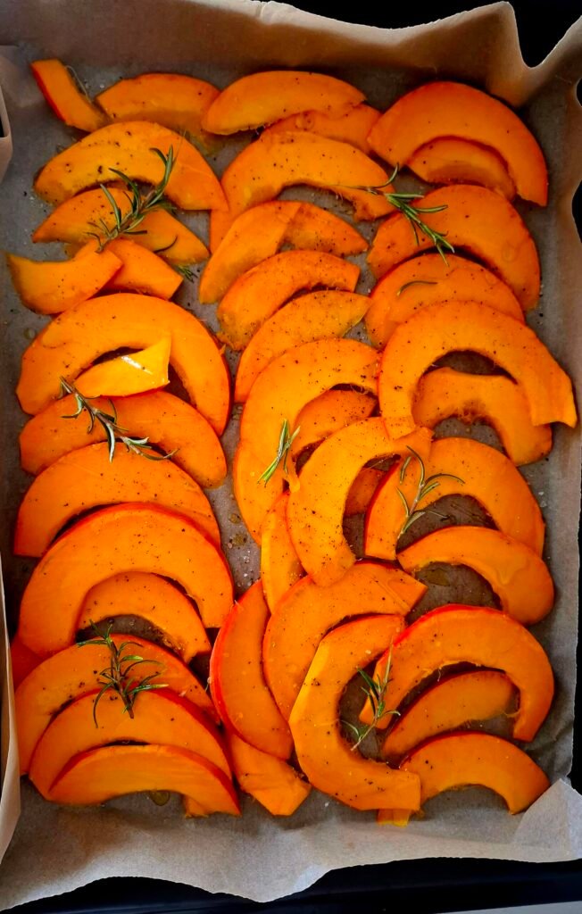 Zucca in teglia forno condita con olio pepe sale e rosmarino