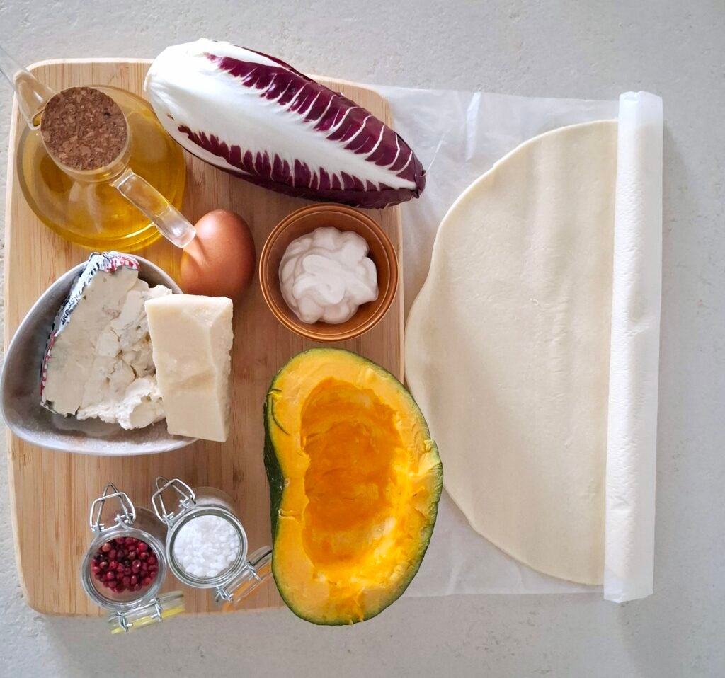 Ingredienti sul tagliere: pasta sfoglia, radicchio trevisano, zucca, gorgonzola, uovo, panna, parmigiano, olio extravergine d'oliva, sale, pepe.