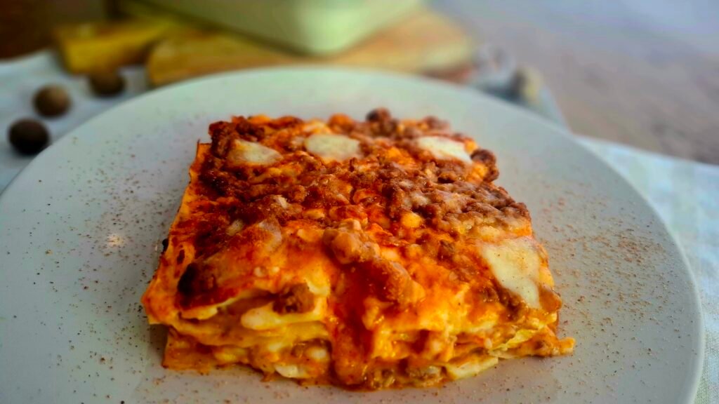 Lasagna bolognese al ragù filante e cremosa