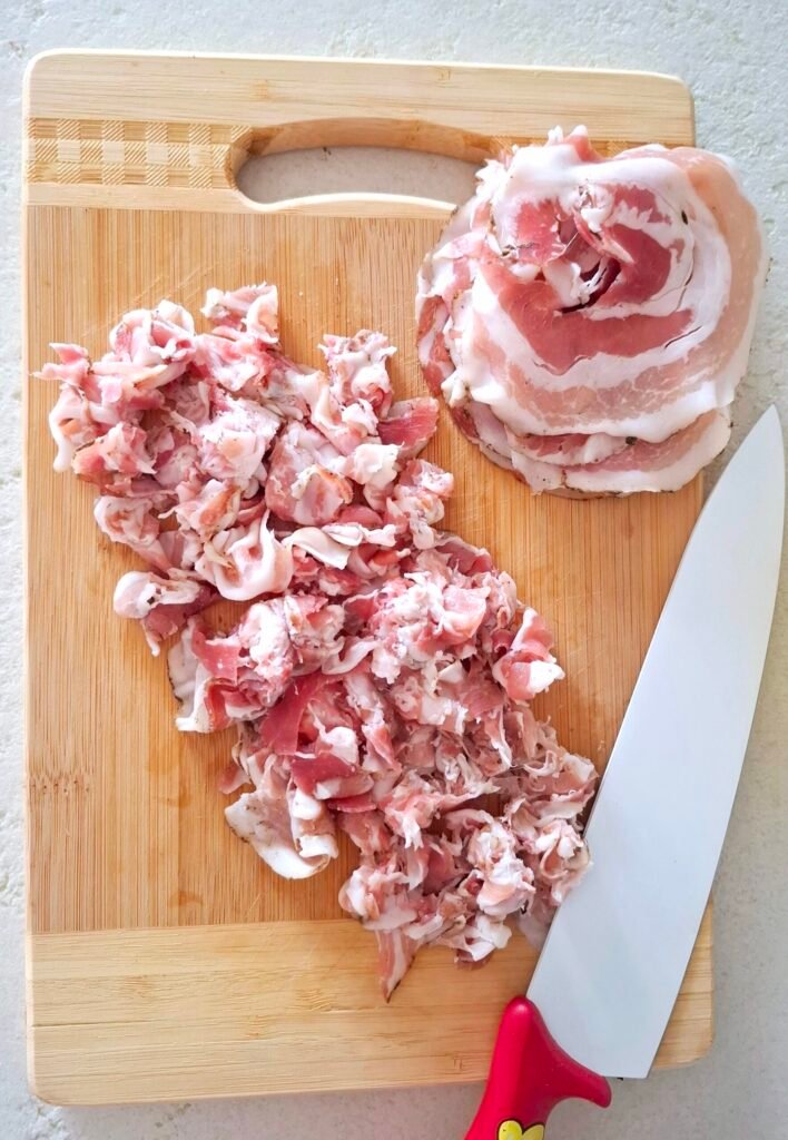Pancetta pepata a fette tagliata a pezzettini