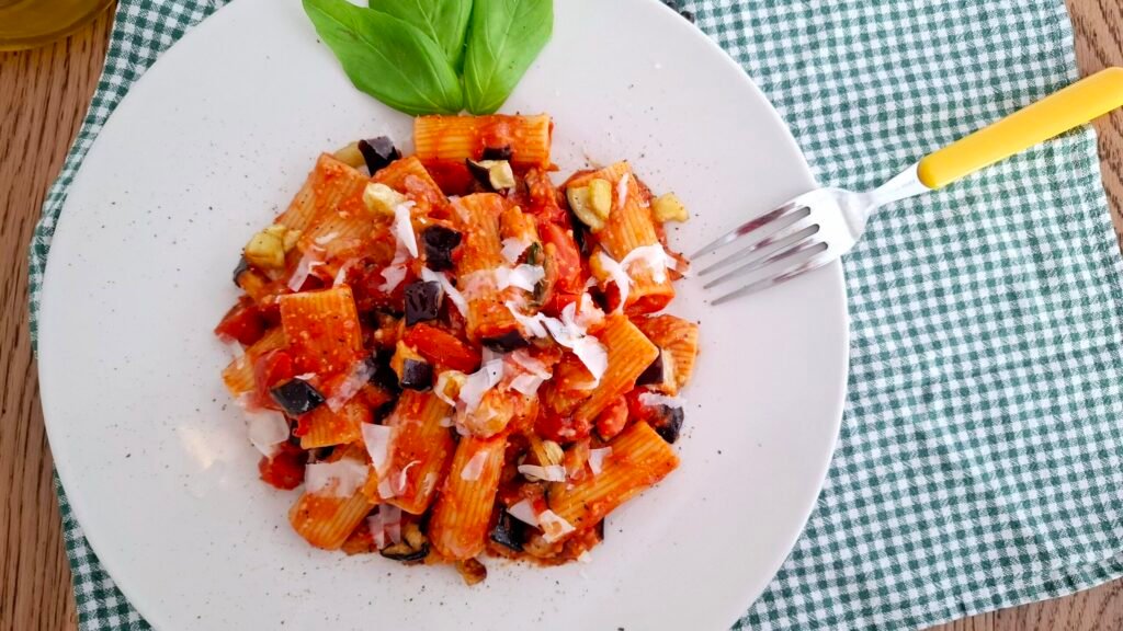 Pasta alla norma cremosa con pecorino e melanzane fritte
