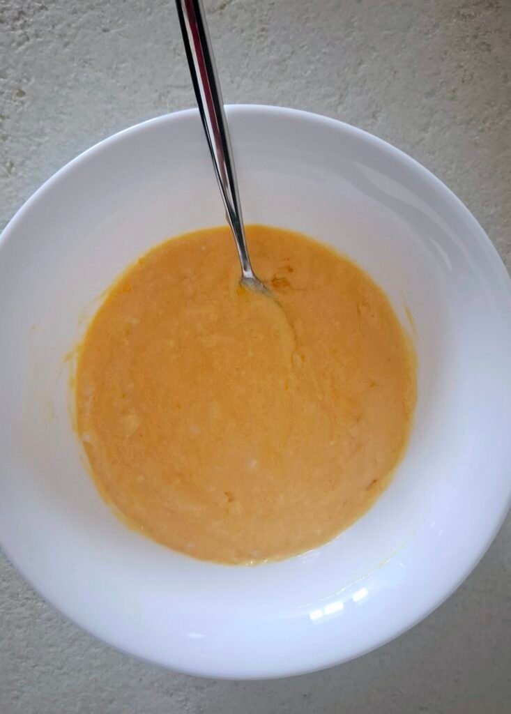 Uovo parmigiano e panna mescolati