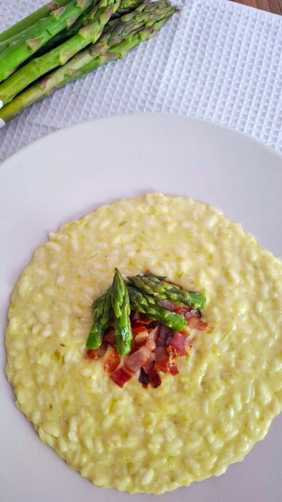 Esempio di risotto cremosissimo senza panna con asparagi e pancetta. Risotto all'onda scioglievole e invitante.