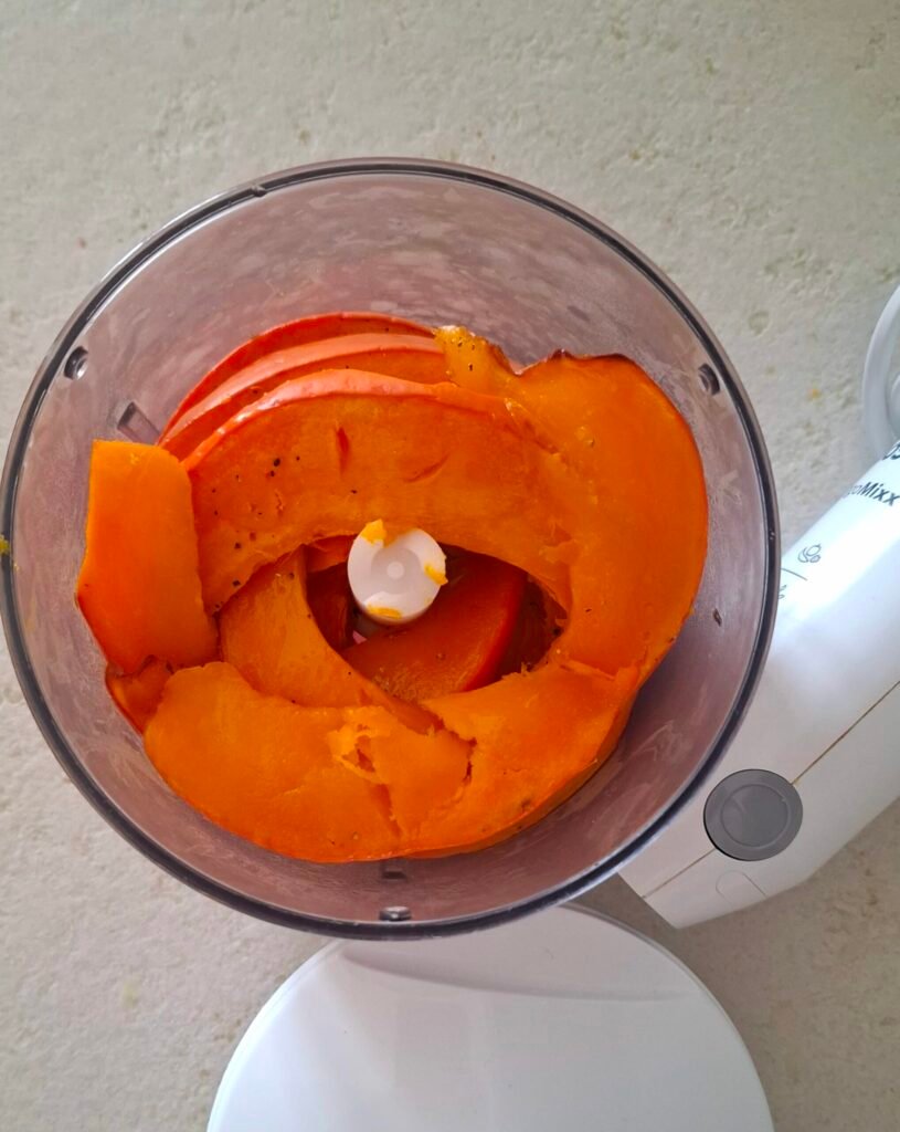 Zucca cotta posizionata nel mixer
