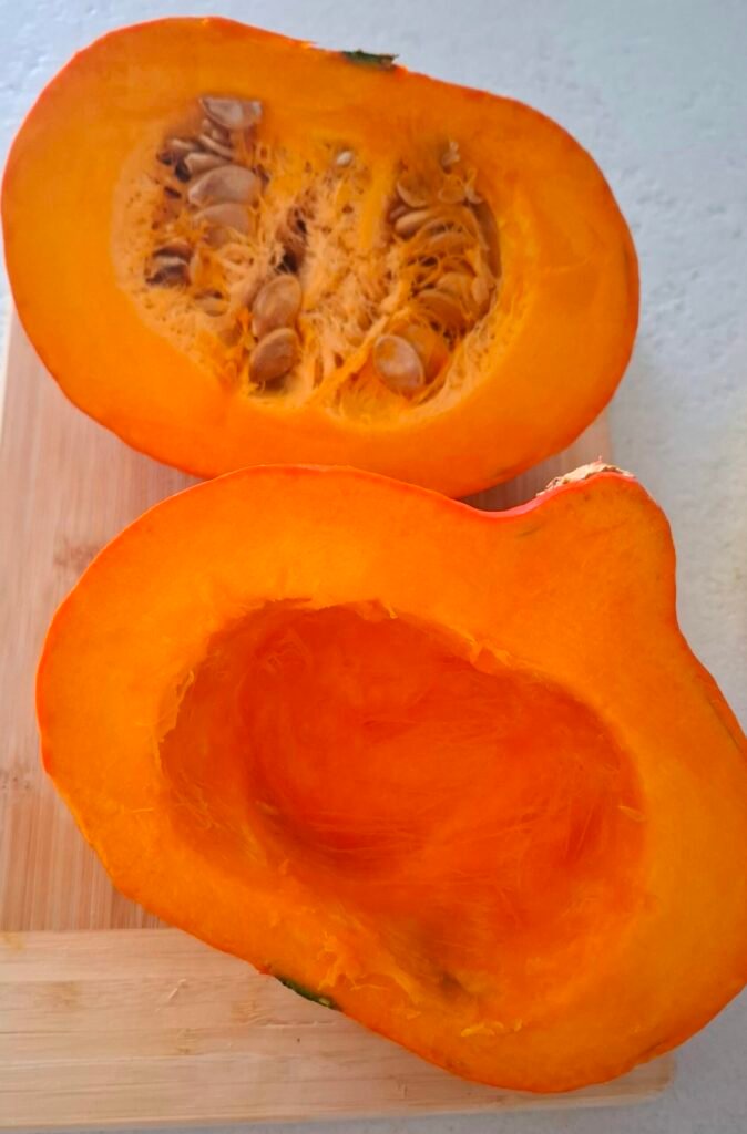 Zucca hokkaido divisa in 2 e privata dei semi